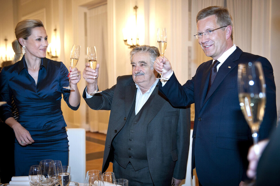 Bundespräsident Christian Wulff und seine Frau Bettina mit dem Präsidenten der Republik Östlich des Uruguay, José Mujica, beim Staatsbankett