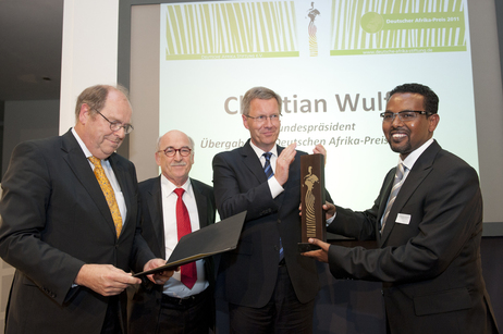 Bundespräsident Christian Wulff verleiht den Deutschen Afrika-Preis 2011 an Abdikadir Hussein Mohamed (r.)