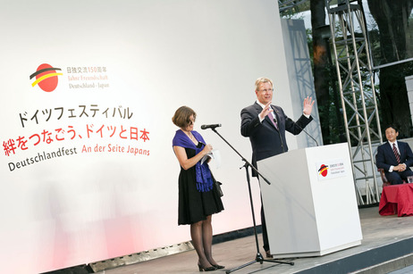 Bundespräsident Christian Wulff mit dem japanischen Kronprinzen Naruhito bei seiner Rede beim Deutschlandfest