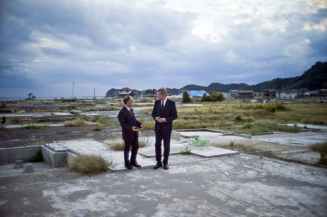 Bundespräsident Christian Wulff und der japanische Botschafter Takahiro Shinyo im vom Tsunami zerstörten Küstenort Toyoma