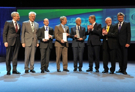 Bundespräsident Christian Wulff mit den Preisträgern sowie Bundesumweltminister Norbert Röttgen (l.) und dem Ministerpräsidenten von Baden Württemberg, Winfried Kretschmann (2.v.l.