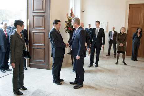 Bundespräsident Christian Wulff begrüßt Jia Qinglin in Schloss Bellevue