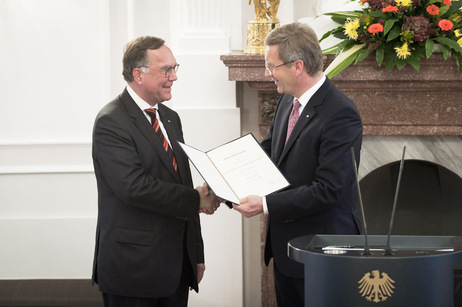 Bundespräsident Christian Wulff überreicht Rudolf Mellinghoff seine Ernennungsurkunde zum Präsidenten des Bundesfinanzhofes