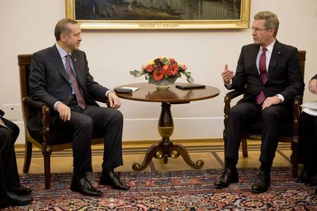 Bundespräsident Christian Wulff und der Ministerpräsident der Republik Türkei Recep Tayyip Erdoğan im Amtszimmer von Schloss Bellevue