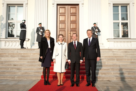 Besuch des russischen Präsidenten Dmitri Medwedew - Bundespräsident Christian Wulff mit seiner Frau Bettina und russischen Präsidenten Dmitri Medwedew sowie dessen Frau Swetlana Medwedewa vor Schloss Bellevue