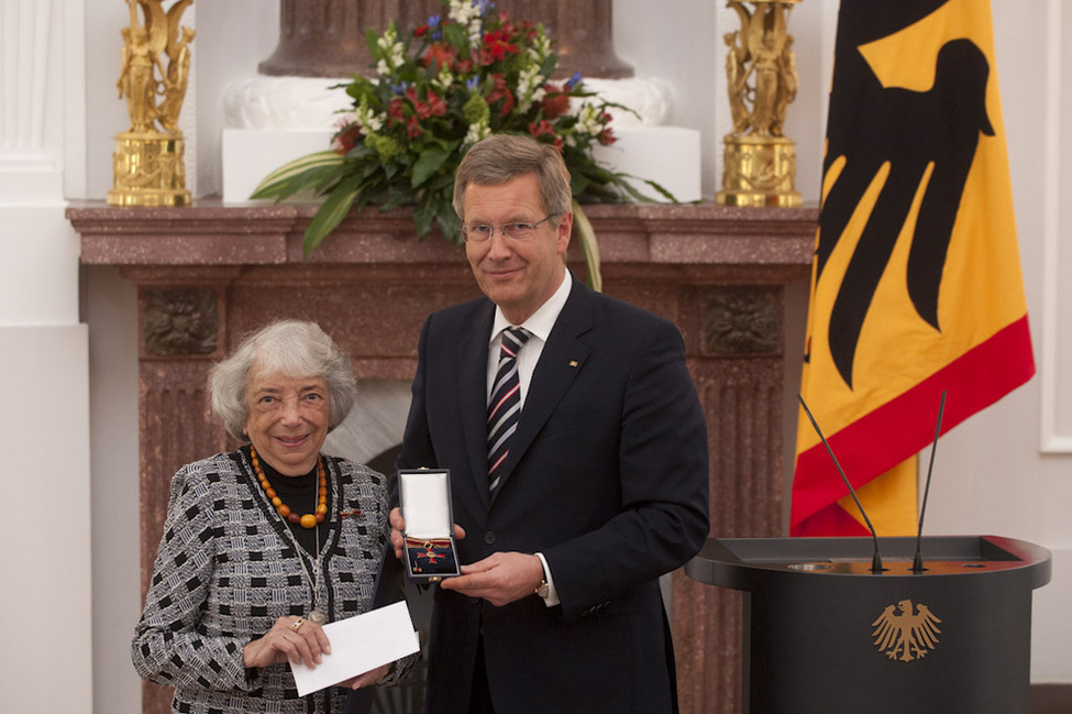 Bundespräsident Christian Wulff zeichnet Margot Friedlander mit dem Verdienstkreuz am Bande aus