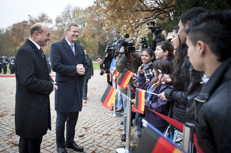 Bundespräsident Christian Wulff und der Präsident der Republik Rumänien, Traian Băsescu, im Gespräch mit Berliner Schülerinnen und Schülern