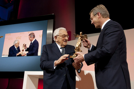 Bundespräsident Christian Wulff überreicht Henry Kissinger, ehemaliger Außenminister der USA, die Goldene Victoria