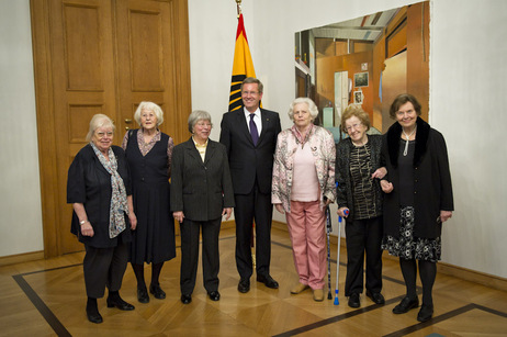 Bundespräsident Christian Wulff mit den sechs Zeitzeuginnen