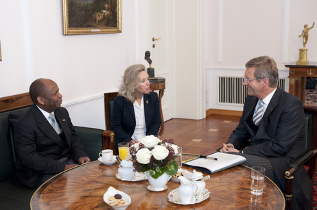 Bundespräsident Christian Wulff im Gespräch  mit dem Botschafter der Republik Mosambik, Paulo Samuel da Conceição (l.)
