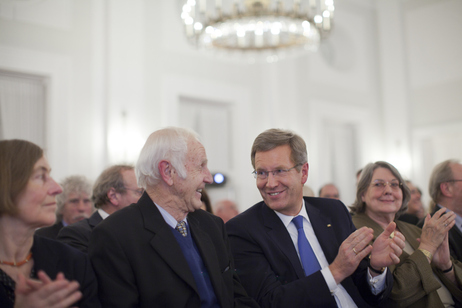 Bundespräsident Christian Wulff und Günter de Bruyn im Großen Saal von Schloss Bellevue