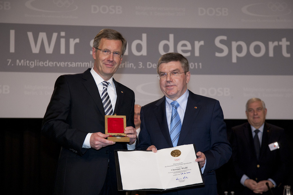 Thomas Bach, Präsident des DOSB, überreicht Bundespräsident Christian Wulff die Ehrenmedaille des deutschen Sports