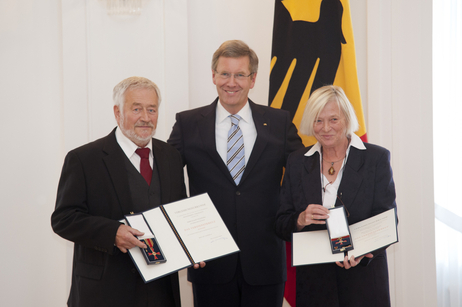 Verleihung des Verdienstordens der Bundesrepublik Deutschland zum Tag des Ehrenamtes in Schloss Bellevue - Bundespräsident Christian Wulff überreicht den Verdienstorden an Renate und Elmar von Kolson