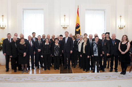 Verleihung des Verdienstordens der Bundesrepublik Deutschland zum Tag des Ehrenamtes in Schloss Bellevue - Bundespräsident Christian Wulff mit den Ordensträgern