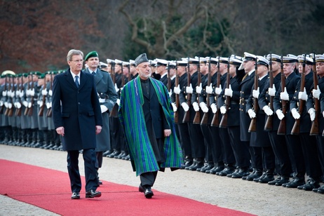 Bundespräsident Christian Wulff empfängt den afghanischen Präsidenten Hamid Karsai mit militärischen Ehren im Park von Schloss Bellevue