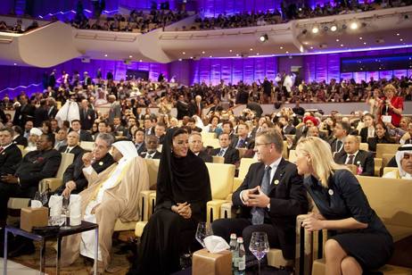 Bundespräsident Christian Wulff und seine Frau Bettina im Gespräch mit Scheicha Mozah bint Nasser, Frau des Emirs von Katar