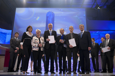 Bundespräsident Christian Wulff mit dem Gewinnerteam sowie der Bundesminsiterin für Bildung und Forschung, Annette Schavan (2.v.l.), und Moderatorin Maybrit Illner