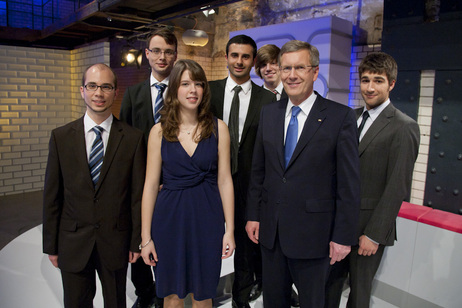 Bundespräsident Christian Wulff mit den Preisträgerinnen und Preisträger des Bundeswettbewerbs Jugend forscht