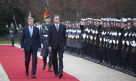 Bundespräsident Christian Wulff empfängt den Präsidenten von Montenegro, Filip Vujanović, mit militärischen Ehren im Park von Schloss Bellevue