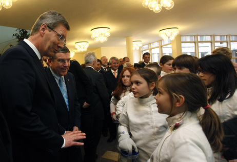 Bundespräsident Christian Wulff und DOSB-Präsident Thomas Bach mit jungen Fechterinnen und Fechtern im Rathaus