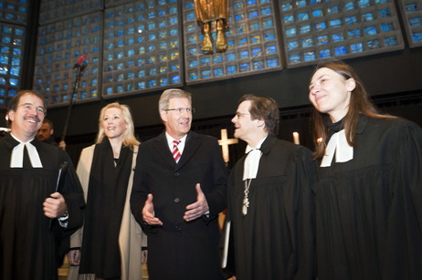 Bundespräsident Christian Wulff und seine Frau Bettina mit Pfarrer Martin Germer, Bischof Markus Dröge und Pfarrerin Cornelia Kulawik