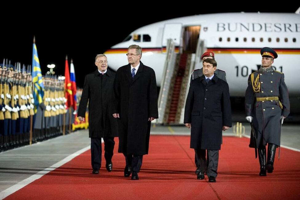 Bundespräsident Christian Wulff schreitet bei der Ankunft am Flughafen Moskau die Ehrenkompanie ab (rechts daneben der Minister für Verkehr der Russischen Föderation, Herrn Igor Jewgejewitsch Lewitin)