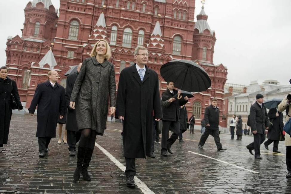 Bundespräsident Christian Wulff und Ehefrau Bettina Wulff beim Gang über den Roten Platz in Moskau