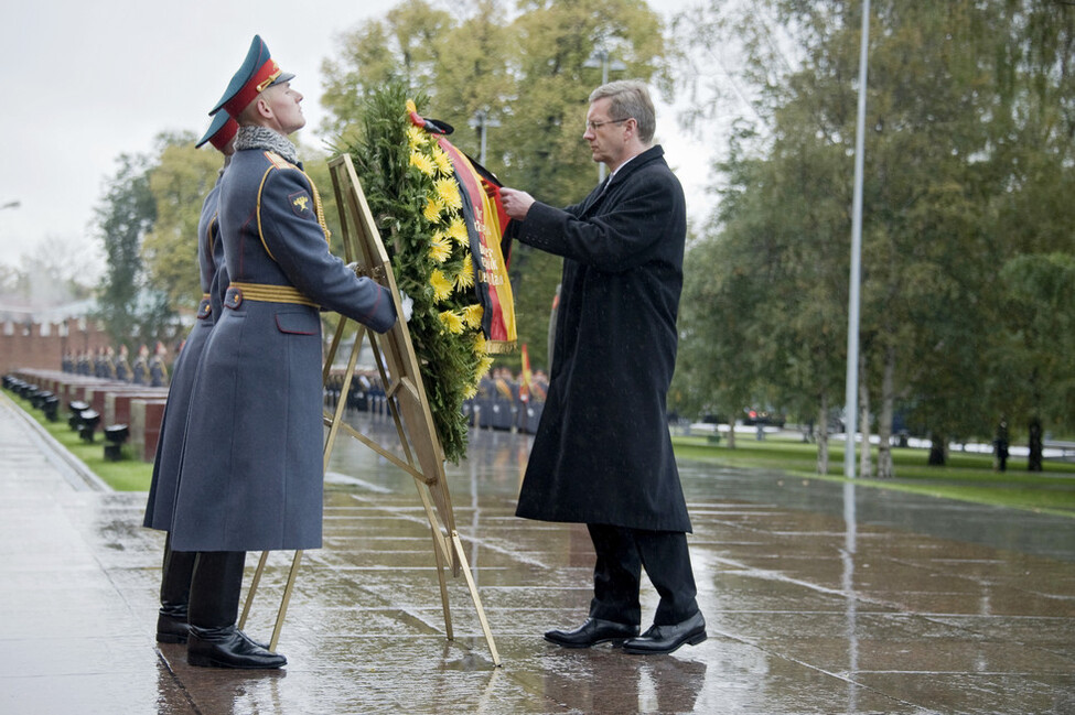  Bundespräsident Christian Wulff bei der Kranzniederlegung am Grabmal des unbekannten Soldaten im Alexandergarten in Moskau