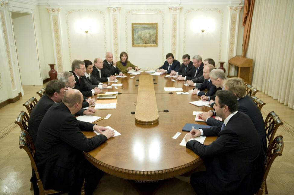 Bundespräsident Christian Wulff im Gespräch mit dem russischen Ministerpräsidenten Wladimir Putin in dessen Privatresidenz in Moskau