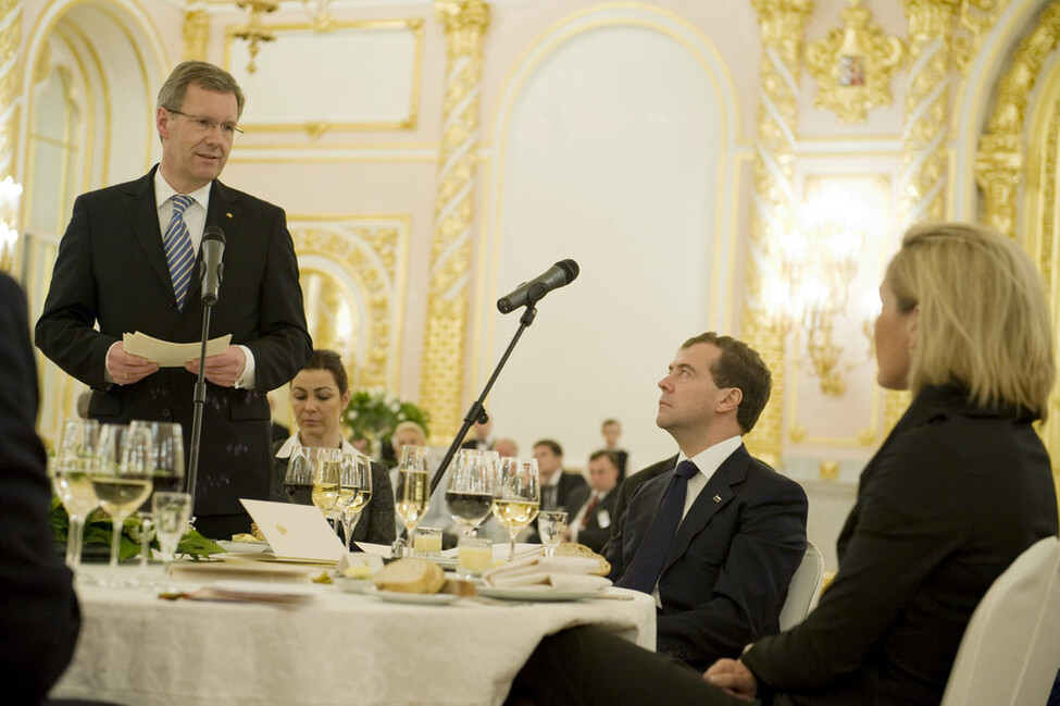 Bundespräsident Christian Wulff hält eine Tischrede beim Staatsempfang im Kreml in Moskau (rechts daneben der russische Präsident Dmitri Medwedew und Bettina Wulff, Ehefrau des Bundespräsidenten)
