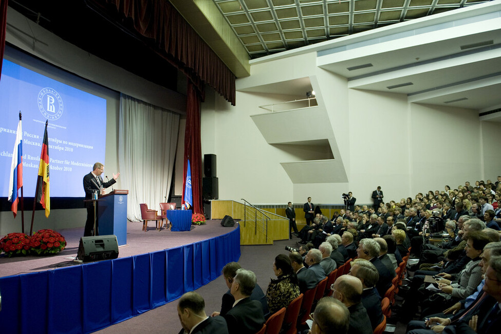 Bundespräsident Christian Wulff hält seine Rede zum Thema Deutschland und Russland - Partner für Modernisierung vor deutschen und russischen Studenten in der Higher School of Economics in Moskau