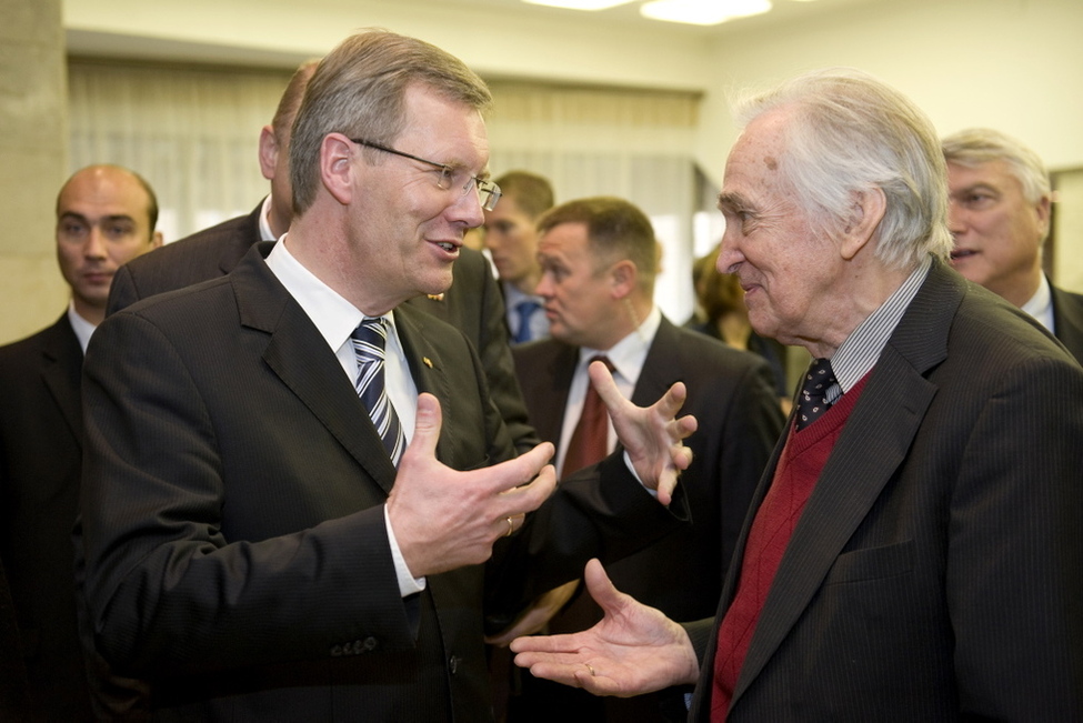 Bundespräsident Wulff im Gespräch mit dem ehemaligen russischen Botschafter in Deutschland, Valentin Falin, am Rande des Treffens in der Higher School of Economics in Moskau