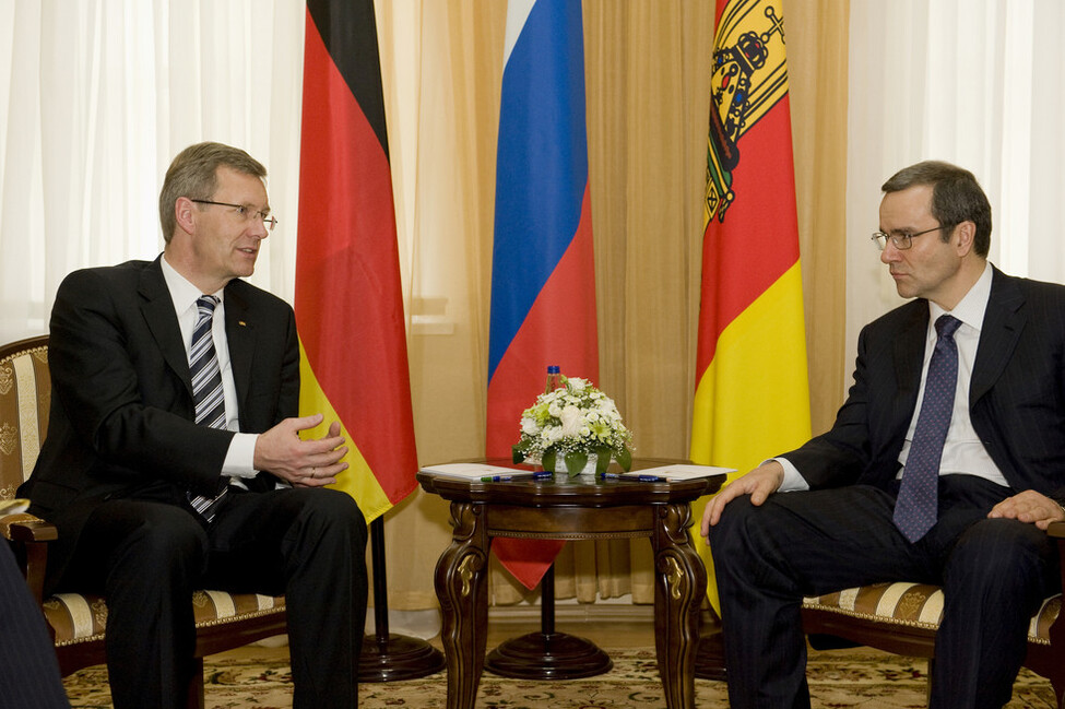 Bundespräsident Christian Wulff in Twer im Gespräch mit dem Gouverneur des Verwaltungsgebiets Twer, Dmitri Wadimowitsch Selenin 