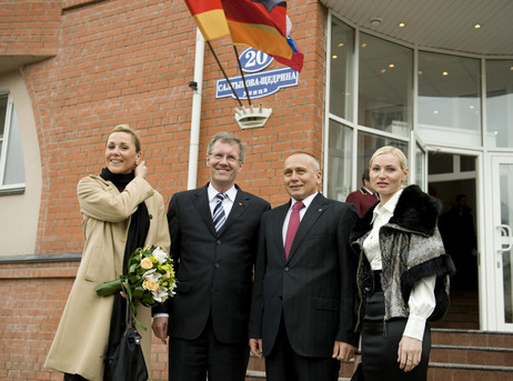 Bundespräsident Christian Wulff in Twer vor dem neu eröffneten Hotel Osnabrück mit seiner Ehefrau Bettina Wulff (links), dem Bürgermeitser von Twer, Wladimir Iwanowitsch Babitschew (2. von rechts) und dessen Frau Ljudmila Aleksamdrowna Fisenko (rechts) 