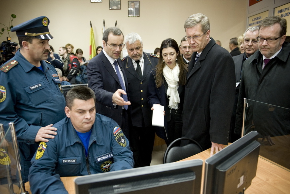 Bundespräsident Christian Wulff mit Sergej Ewgenewitsch Roschnow, Leiter des Krisenzentrums, Hans-Peter Kröger, Präsident des Deutschen Feuerwehrverbandes e.V. und Dmitri Wadimowitsch Selenin, Gouverneur des Verwaltungsgebiets Twer (v.l.n.r.)