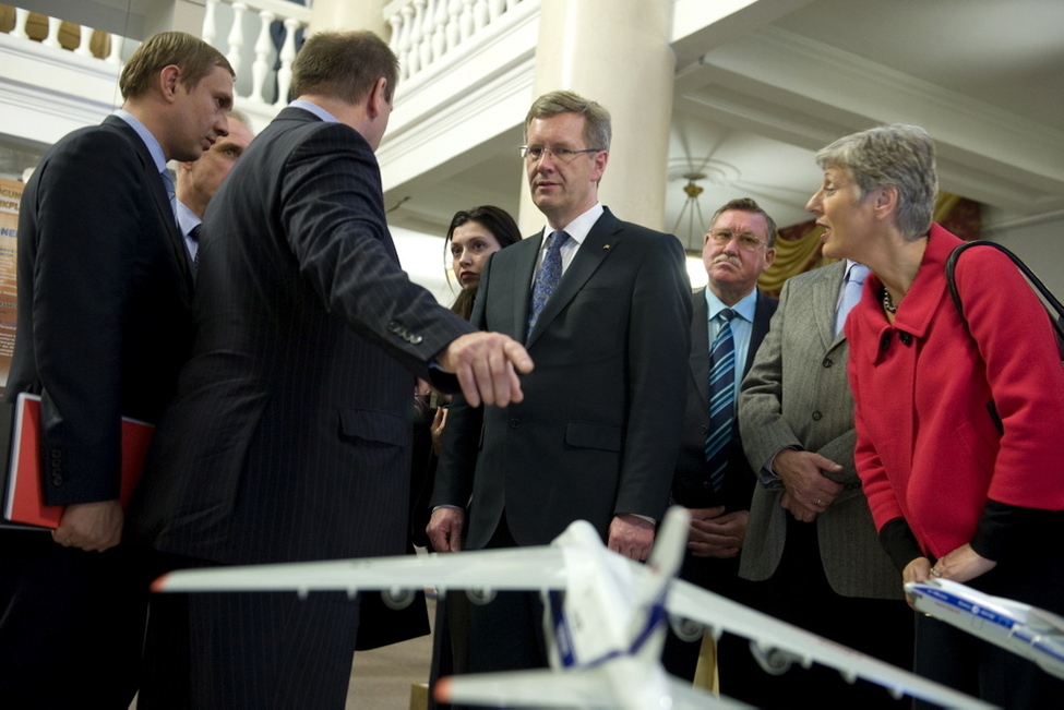 Bundespräsident Christian Wulff bei der Besichtigung einer Wirtschaftsausstellung örtlicher Unternehmen in Uljanowsk