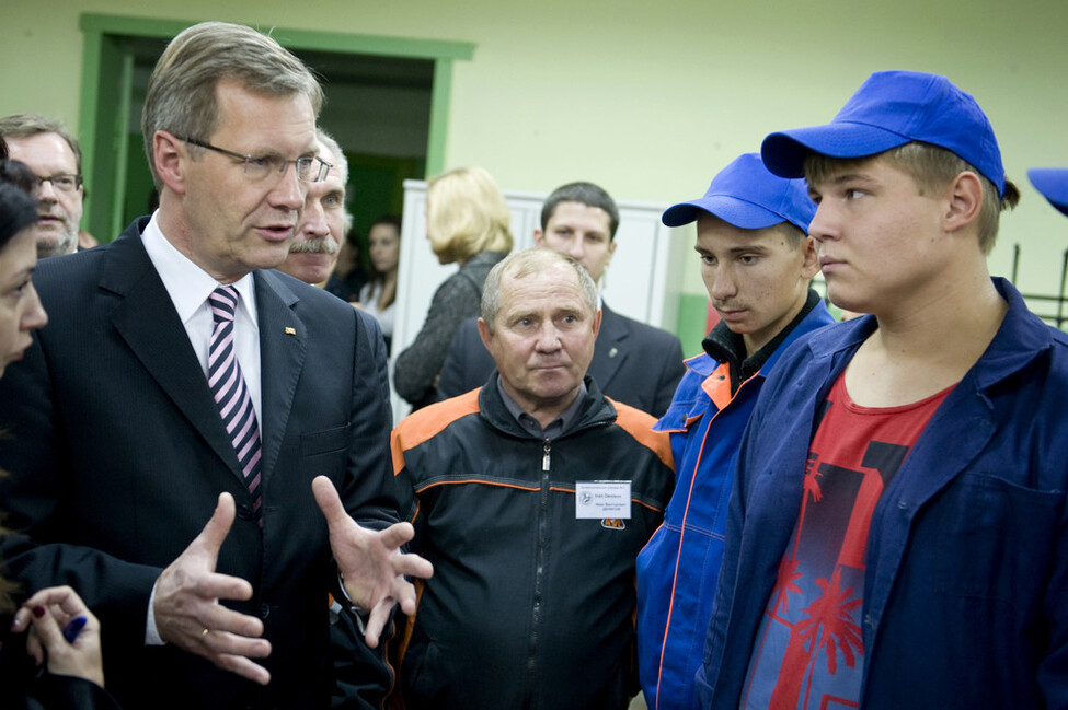 Bundespräsident Christian Wulff im Gespräch mit jungen Mitarbeitern des Lerntechnischen Zentrums der Firma Bosch in Uljanowsk