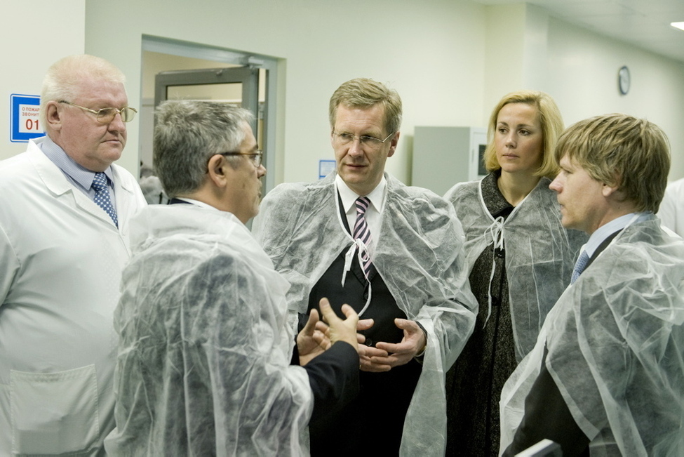 Bundespräsident Christian Wulff und Ehefrau Bettina Wulff im Gespräch im Dialysezentrum der Firma Fresenius Medical Care in Uljanowsk