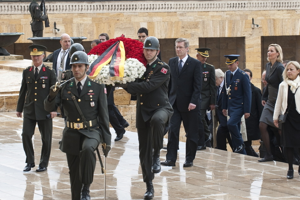 Bundespräsident Christian Wulff bei der Kranzniederlegung am Atatürk-Mausoleum in Ankara 