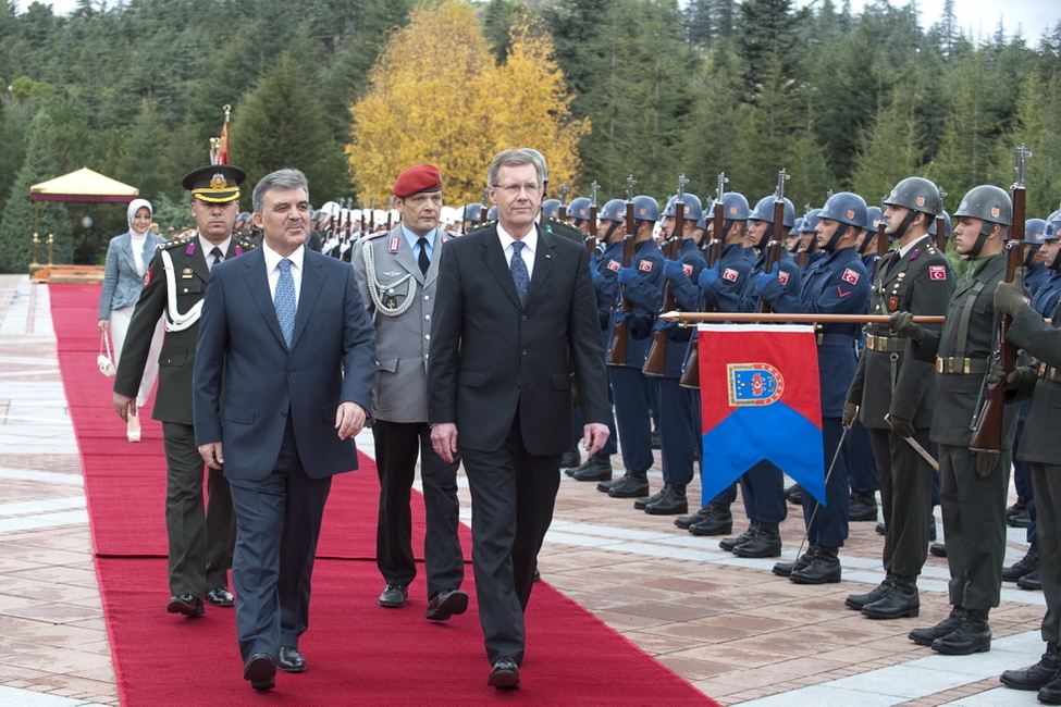 Bundespräsident Christian Wulff wird durch den Präsidenten der Republik Türkei, Abdullah Gül, mit militärischen Ehren begrüßt 