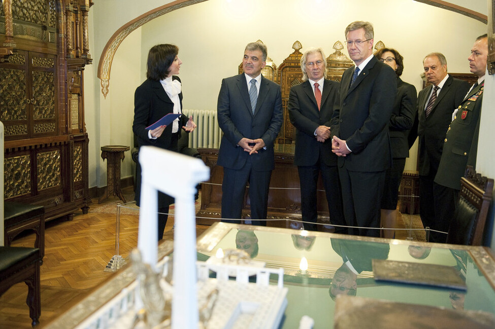 Bundespräsident Christian Wulff besichtigt das Haus, in dem Mustafa Kemal Atatürk, der erste türkische Präsident nach dem Ersten Weltkrieg, lebte und arbeitete. Heute befindet sich dort ein Museum über Atatürk. 