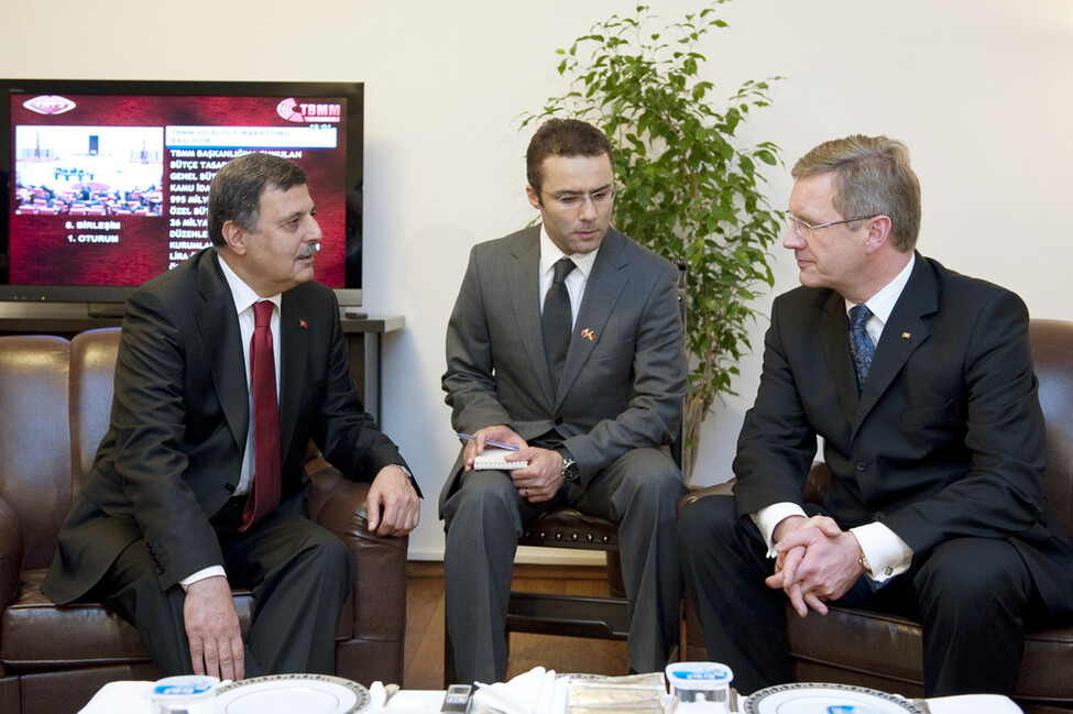 Bundespräsident Christian Wulff im Gespräch mit dem Stellvertretenden Präsidenten des türkischen Parlaments, Nevzat Pakdil (links) 