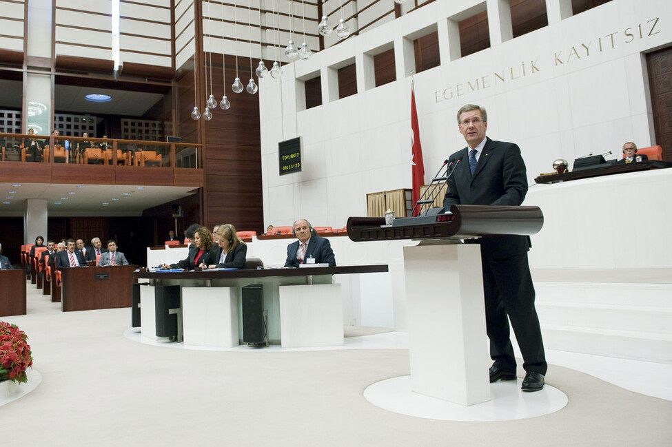 Bundespräsident Christian Wulff hält seine Rede vor den Abgeordneten des türkischen Parlaments in Ankara 