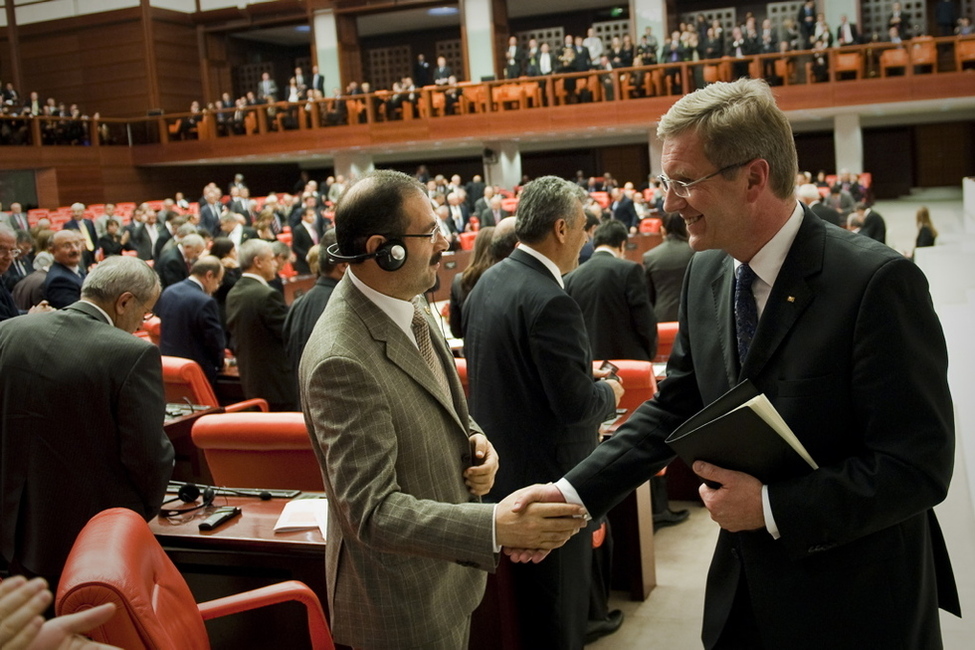 Bundespräsident Christian Wulff in der Großen Nationalversammlung mit einem Abgeordneten des türkischen Parlaments 