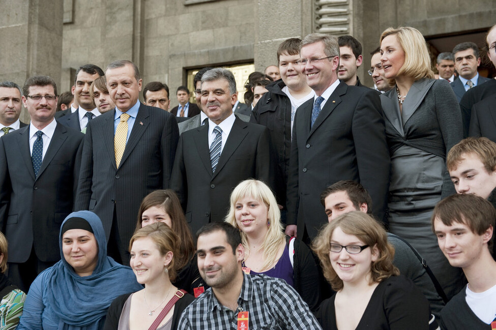 Bundespräsident Christian Wulff und Bettina Wulff mit dem Präsidenten der Türkei Abdullah Gül (mitte) und dem türkischen Ministerpräsidenten Recep Tayyip Erdoðan (2. von links) sowie deutschen Schülern vor dem türkischen Parlament in Ankara 