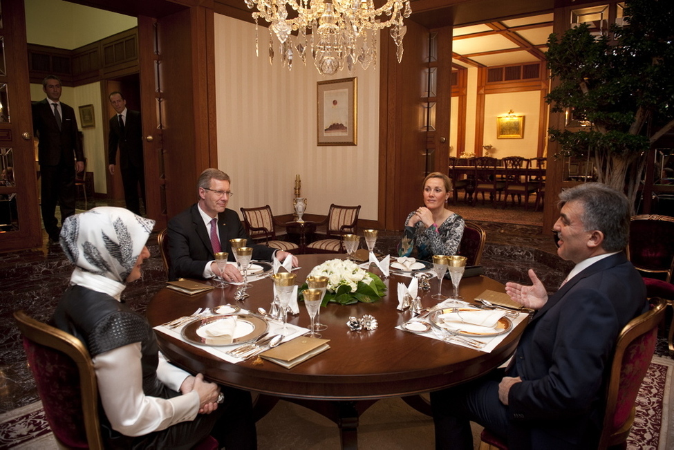 Bundespräsident Christian Wulff und seine Ehefrau Bettina Wulff beim privaten Abendessen mit dem türkischen Staatspräsidenten Abdullah Gül und seiner Ehefrau Hayrünnisa Gül in der Residenz des Staatspräsidenten 