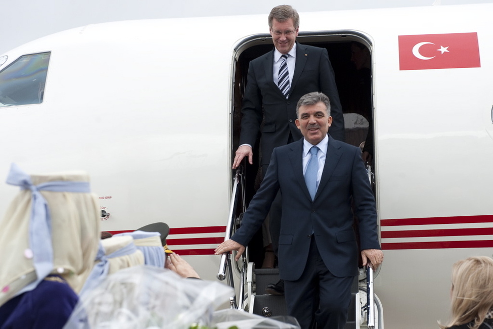 Bundespräsident Christian Wulff und der Präsident der Republik Turkei Abdullah Gül verlassen das Flugzeug bei der Ankunft am Flughafen in Kayseri 