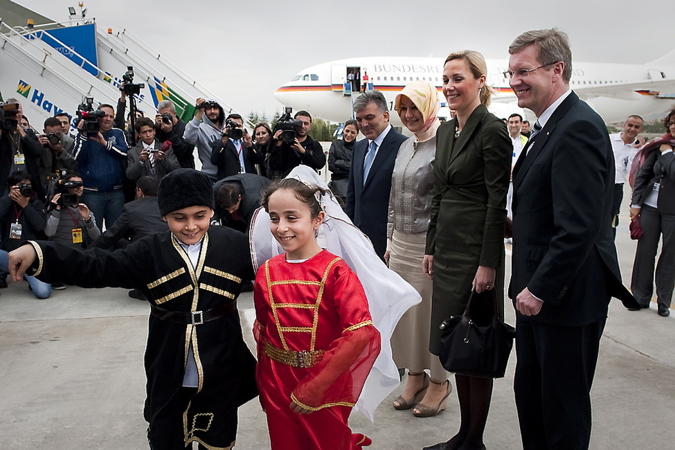 Bundespräsident Christian Wulff, seine Ehefrau Bettina Wulff sowie der türkische Staatspräsidenten Abdullah Gül und seine Ehefrau Hayrünnisa Gül freuen sich über eine tänzerische Darbietung türkischer Kinder 