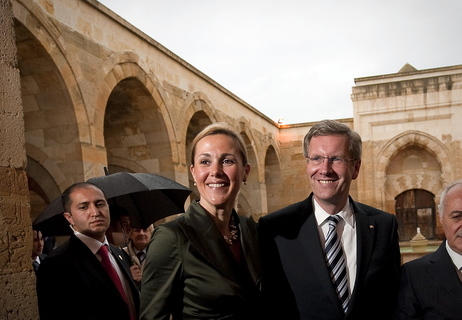 Bundespräsident Christian Wulff und seine Ehefrau Bettina Wulff beim Besuch der Karawanserei  