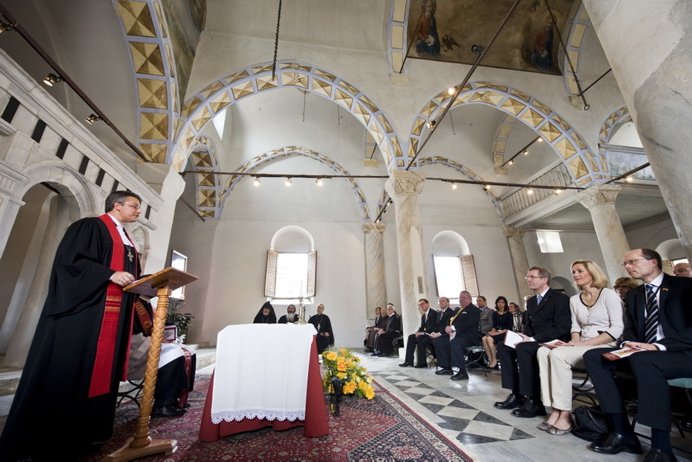 Bundespräsident Christian Wulff und seine Ehefrau Bettina Wulff nehmen an einem Ökumenischen Wortgottesdienst in der Paulus-Kirche in Tarsus teil 